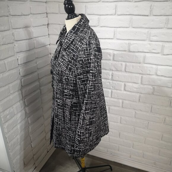 Cleo Petites Ladies Made in Canada Black & Cream Pattern Lined Coat - Picture 4 of 10